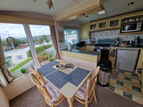 Penparcau Resort | Haven on the Hill 2 Bed Caravan with Town Views of Aberystwyth F7