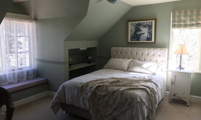 Mount Rankin House | Hawk's Nest Bed & Breakfast : Elaine offers 3 Queensize bedrooms/ensuite .