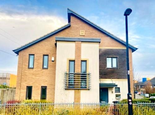 Peterborough Apartment | Hawksbill 3 Bed Detached house with private parking