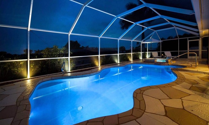 Pelican Villa | HD Smart TV's, Kayaks, Pool & Spa, WIFI, Gulf Access, E-Dart Board, Bar, Grill