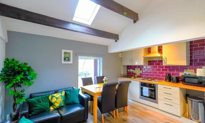 Headingley Apartment | Headingley 2 Bedroom first floor cottage flat Near Universities shops& Park
