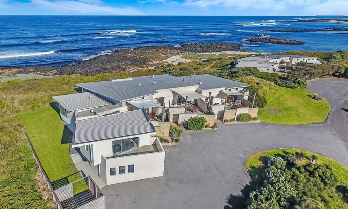 Port Fairy House | Hearns Beachside Villa 8