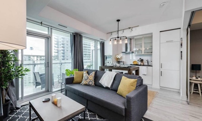 Toronto Entertainment District Apartment | Heart of Toronto Cozy Apartment. Walking distance to all major landmarks/venues!