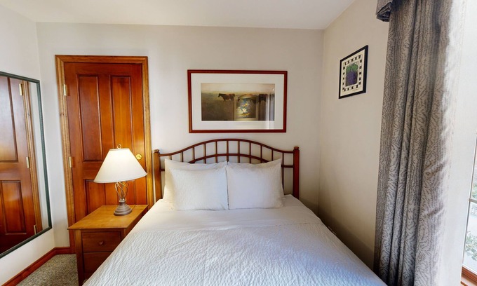 Sun Peaks Hotel | Hearthstone Lodge #304