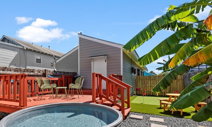 Galveston House | Heated & Chilled Pool | Mini Golf | Arcade Games