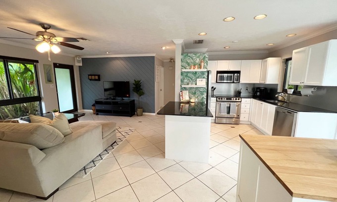 Central Corals House | Heated Pool- Beautiful 2-bedroom home