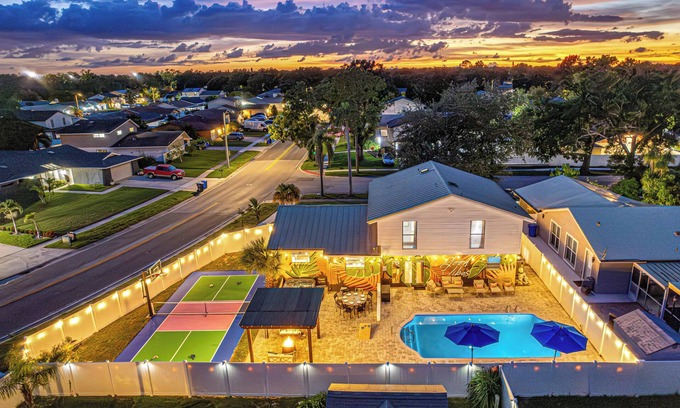 Tampa House | Heated Pool~Pickleball~Hot Tub~Game Room~Basketball~Fire Pit~Bunk Room~4 Kings