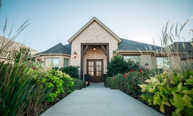 Amarillo House | Heaven on Banks