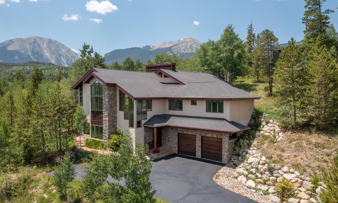 Three Peaks House | Heavenly haven w/hot tub—perfect for winter play & summer mountain escapes!