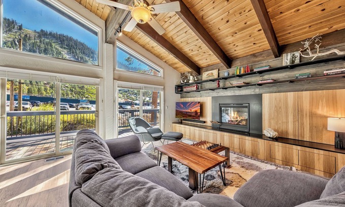 South Lake Tahoe Ski Chalet | Heavenly Horizon Chalet - hiking, biking, dining, dog friendly