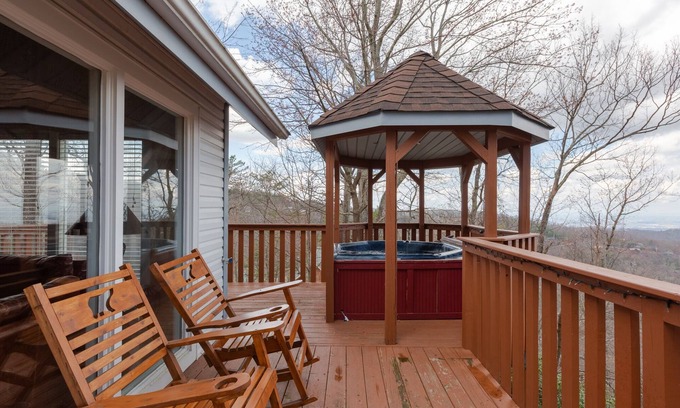 Chalet Village Cabin | Heaven’s Gate 1 - Hot Tub, Views & Pet Friendly.