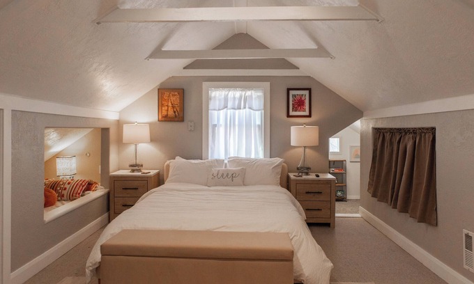 Heber House | Heber base camp, sleeps 7, fire pit, pets ok, AC