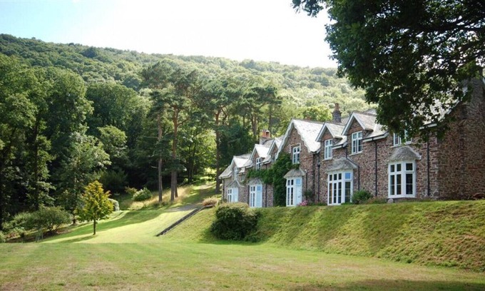 Hele Apartment | Heddon - Two Bedroom Apartment, Sleeps 4