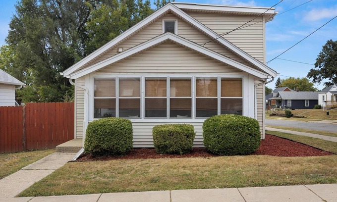 Peoria Heights House | Heights Haus nCharming 3BR, 2.5BA home in Peoria Heights.
