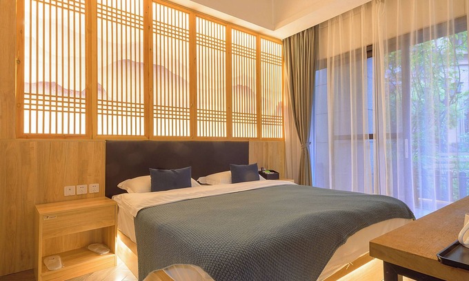 Emeishan House | Heinemann Hotel courtyard or terrace king room A108— with a jacuzzi and a local