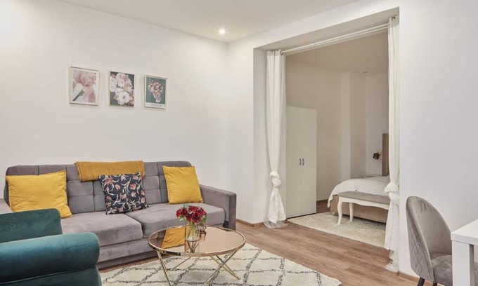 Prague 3 Apartment | Helen Homestay Živkov