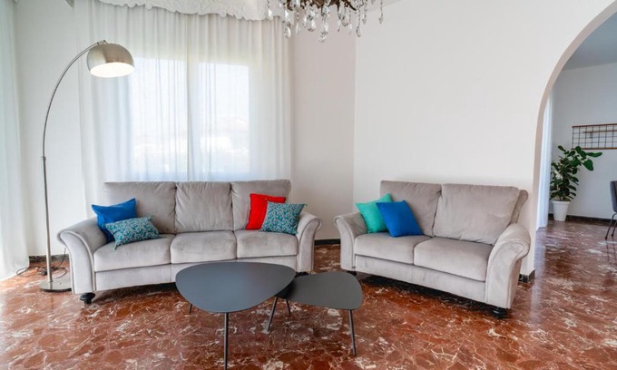 Arcola Apartment | Helianthus