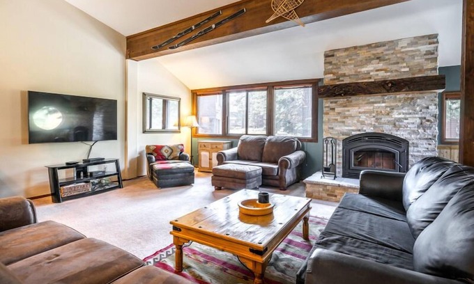 Mammoth Lakes House | Helios S #5 - Pet Friendly 2 Bedroom 3 bathroom Townhouse, Just a short walk to Village Gondola
