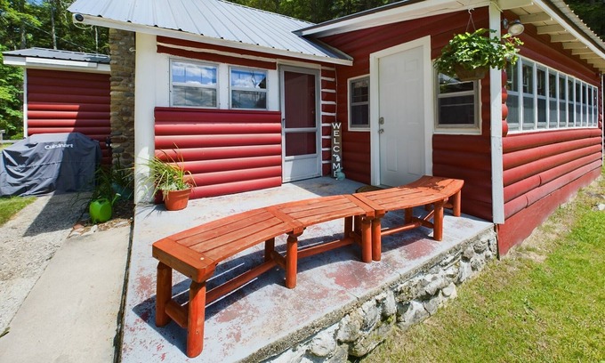 Wetmore Cabin | Hemlock Cove-Ostrander Lakefront Cabin-Boats-In the Woods