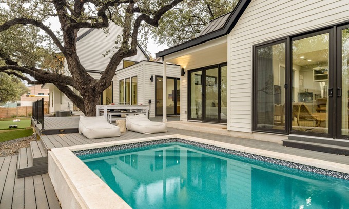 Bouldin House | Henley by AvantStay | Plunge Pool, Incredible Patio & Guest House!
