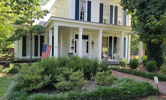 Holly Springs Bed & Breakfast | Heritage Inn BNB