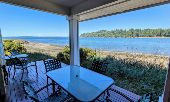 Port Ludlow House | Heron's Nest is a waterfront spectacular 3-bedroom townhome in Port Ludlow