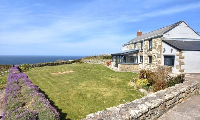 Lower Boscaswell Cottage | Hesken Cottage - stunning cottage with breath-taking sea views. Dog friendly.