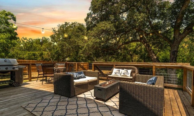 North Waco House | HGTV’s “LITTLE HOUSE” w/huge deck, fire table, grill