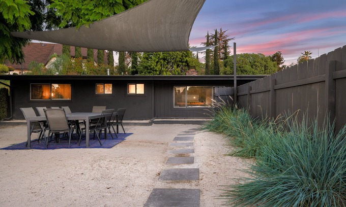 Vista House | HGTV Style Coastal Retreat! Close to Legoland, Zoo, Beaches and More!