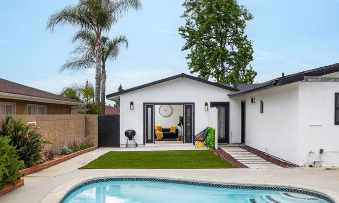 Ontario House | HGTV Style Cottage w/ POOL | EV Charger | FAST WiFi | Close to ONT