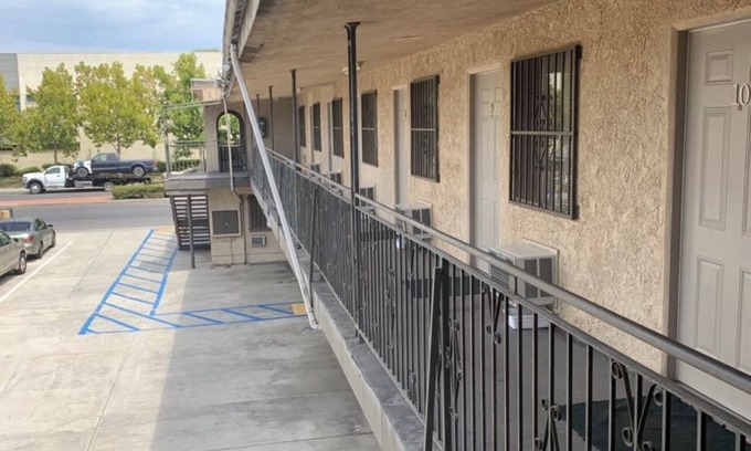 Lynwood Hotel | Hi Rise Motel