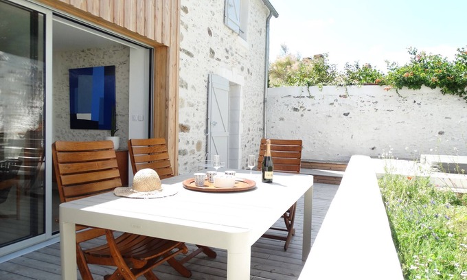 Saint-Gilles-Croix-de-Vie House | Hidden in the narrow streets of old Saint Gilles, contemporary house & spa