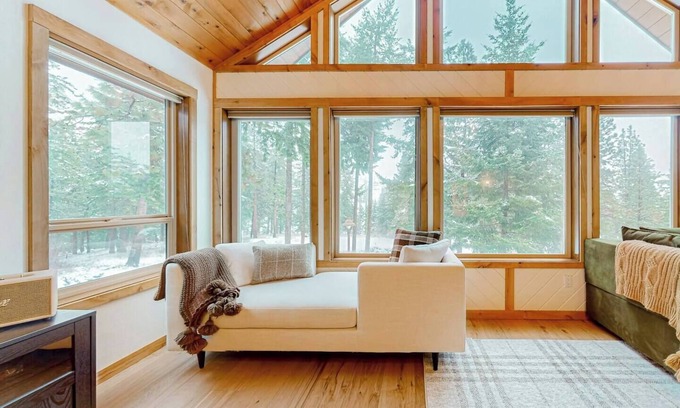 Cle Elum Cabin | Hidden Escape! A Cabin Retreat with Saltwater Hot Tub Surrounded by Nature!