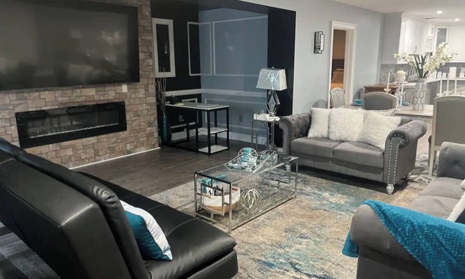 Glasgow Apartment | Hidden Gem, 8 person condo in Newark with WiFi, AC, hot tub, near UD.
