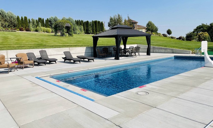 Stratford House | Hidden Meadow Vacation Retreat