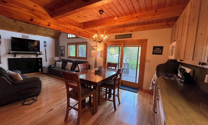 Lake Ariel Cabin | Hideout,2 King Beds,3 bunk beds,Linens,walk to Ski Hill, Beach and Pool! Creek!