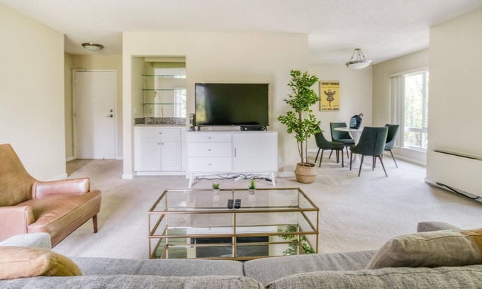 Palo Alto Apartment | High-End 1BR with Spa and Pool Access