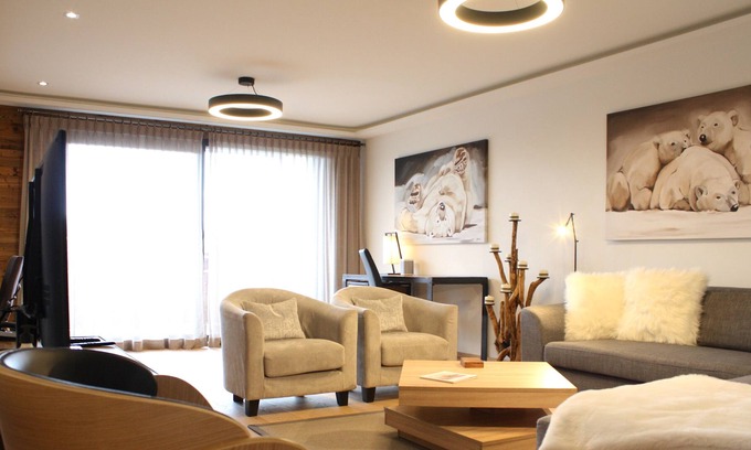 Lens Apartment | High-End & Central for up to 6 guests | Ambassadeurs