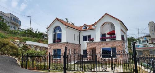 Pinari-gol House | High-Quality House Ocean view