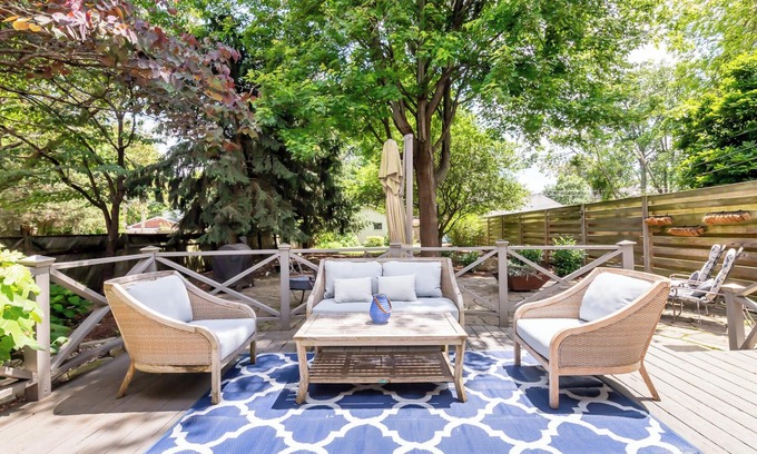 Bonnycastle House | Highlands 4 BD 2.5 BA backyard oasis+chef kitchen fire pit bbq