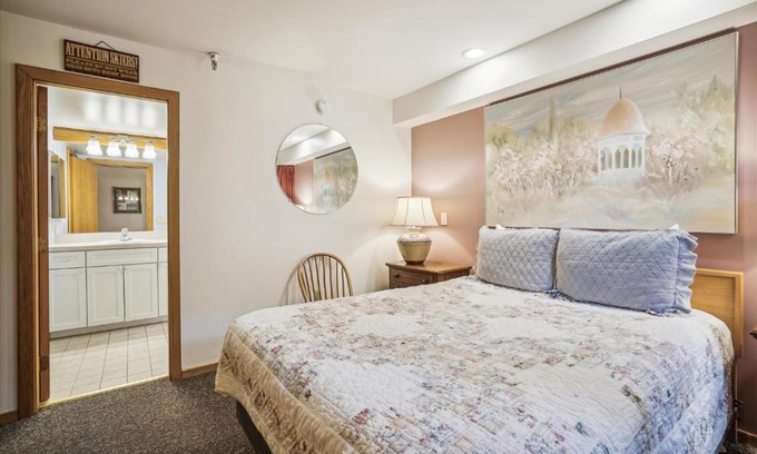 Central Vermont- Killington Hotel | Highridge B16A Inviting Queen Room for Two with Access to Pool and Hot Tub