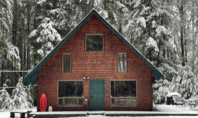 Enumclaw Cabin | Hike Greenwater, Mt. Rainier, Sunrise Visitor Center & Crystal Mountain Sleeps 6