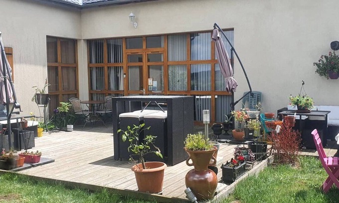 Besse-en-Chandesse House | Hiking, with its incredible view of Besse and the Sancy, with family and friends