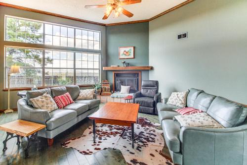 Edgewood House | Hiking Nearby! Mountain-View Home Outside ABQ