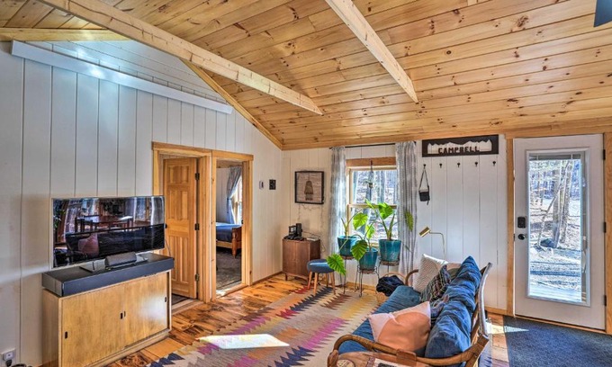 Williamsville House | Hiking Trails On-Site Cozy Falls Brook Cabin
