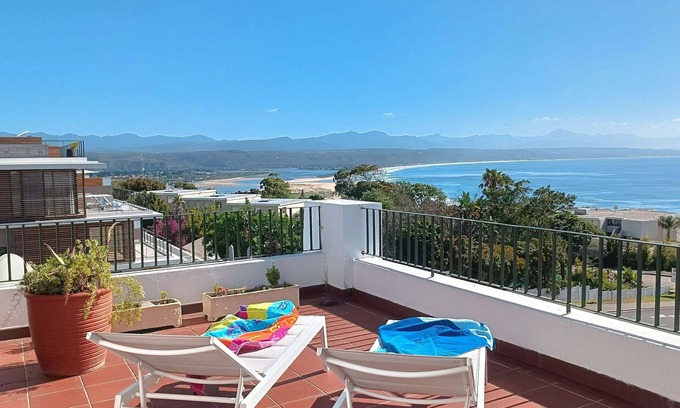 Plettenberg Bay Apartment | Hill House Holiday | Back-up Power, Sea Views