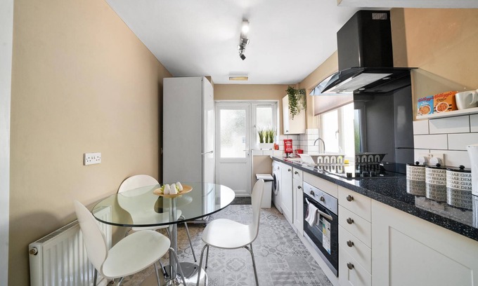 Langley Marish House | Hillary Serviced House with 5 Bedrooms, up to 10 beds