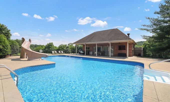 Goodlettsville Apartment | Hillside Hideaway - Pool + Great Amenities Close to Nashville