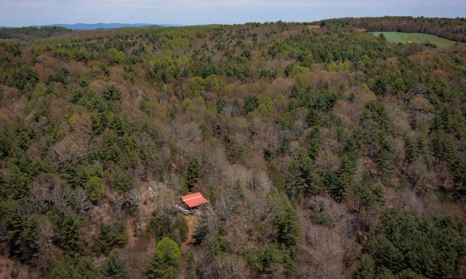 Hillsville Cabin | Hillside Hideaway