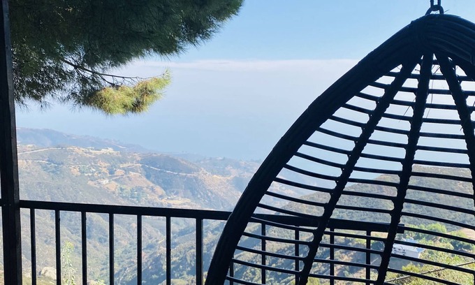 Malibu Cottage | Hilltop Creative artists paradise day art studio (casting-production-recording)